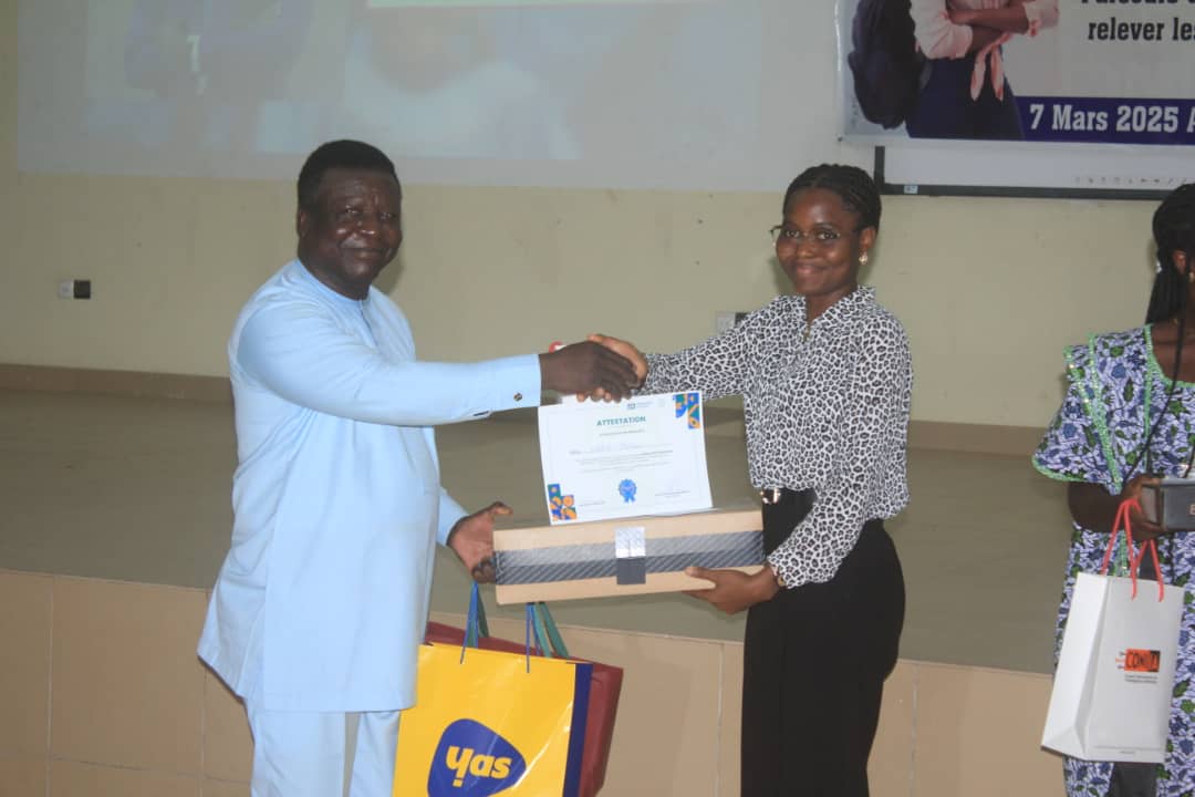 Université de Kara: Mlle KORO Thérèse  remporte la finale  du concours de l’art oratoire “Mon avis scientifique”